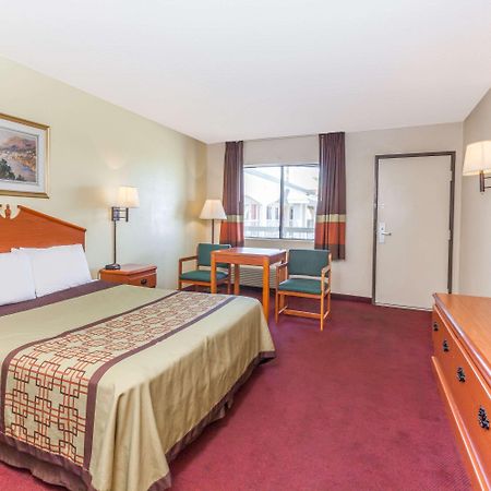Super 8 By Wyndham Bakersfield/Central Extérieur photo