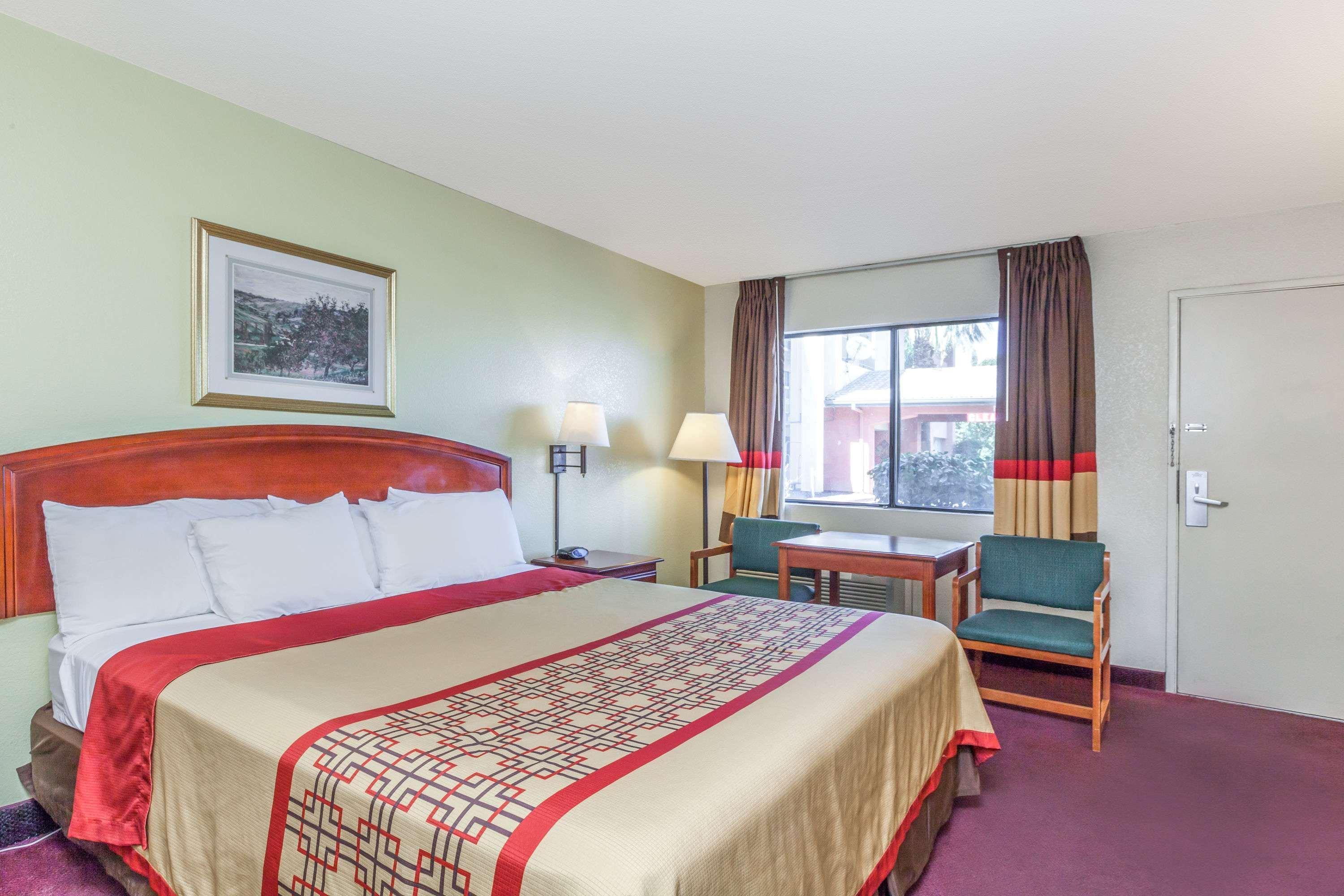 Super 8 By Wyndham Bakersfield/Central Extérieur photo